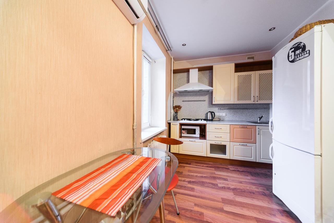 Apartment On Hryhoriia Chuprynky 키예프 외부 사진