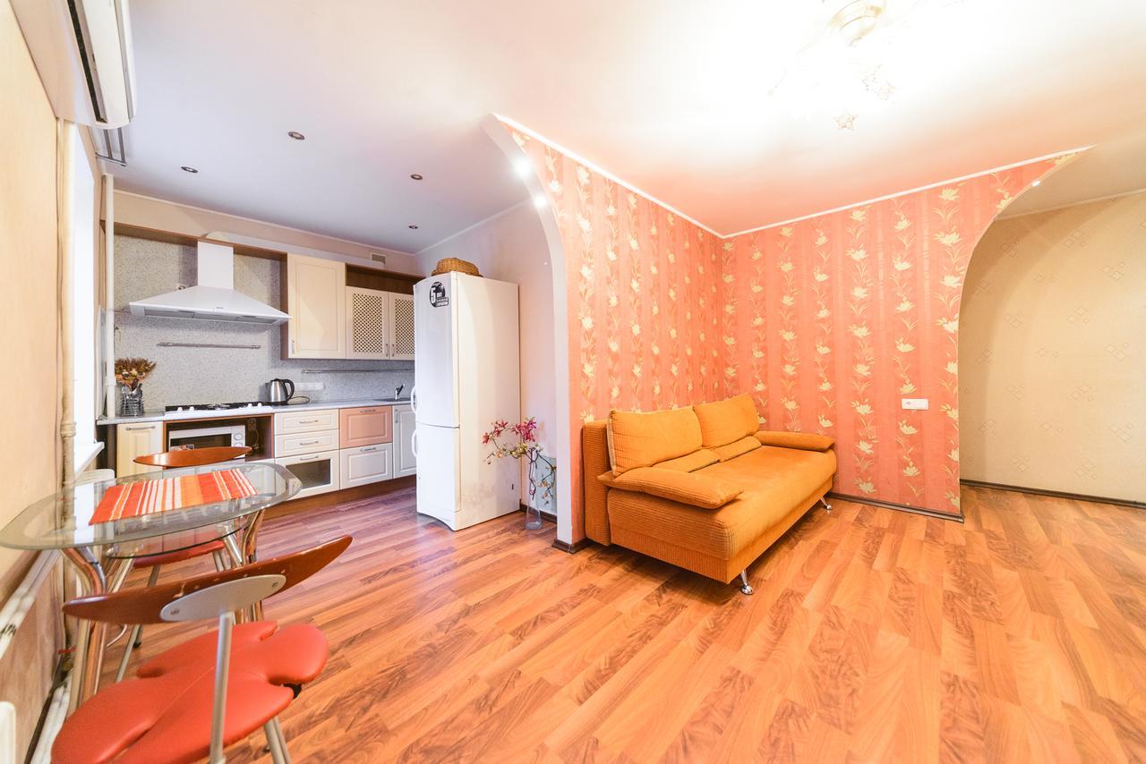 Apartment On Hryhoriia Chuprynky 키예프 외부 사진