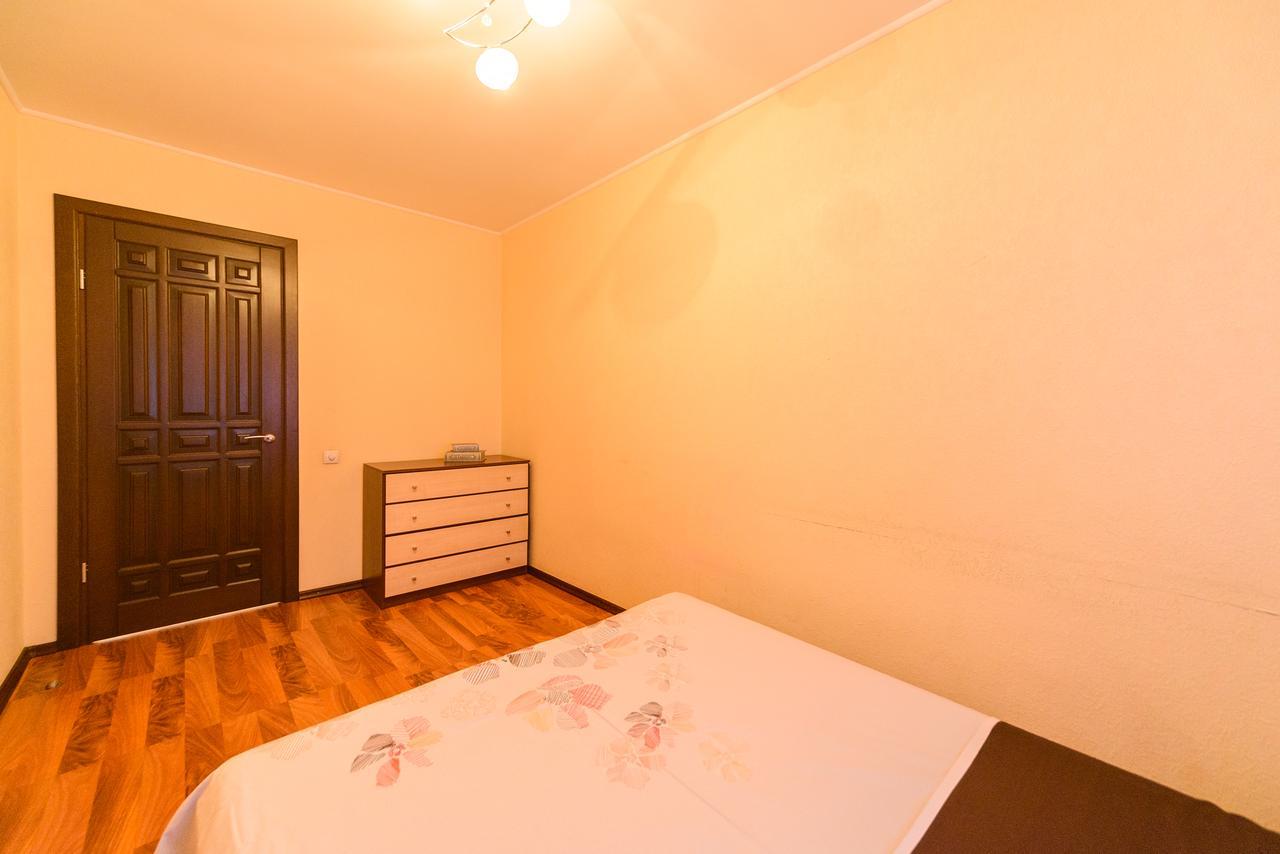 Apartment On Hryhoriia Chuprynky 키예프 외부 사진