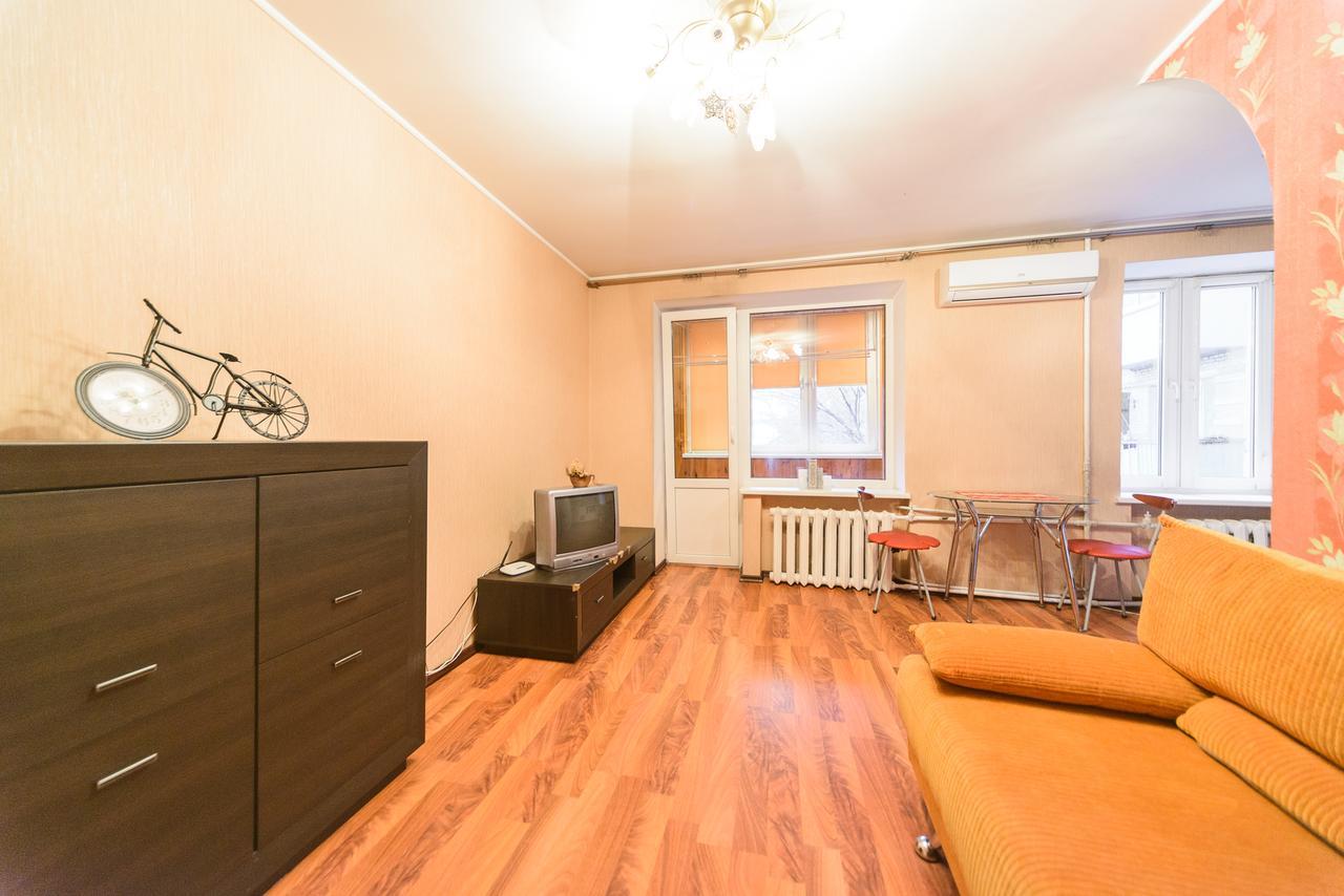 Apartment On Hryhoriia Chuprynky 키예프 외부 사진