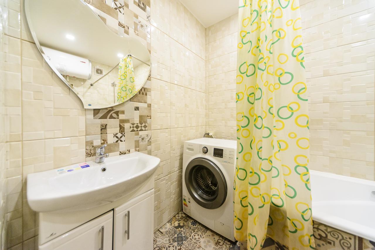 Apartment On Hryhoriia Chuprynky 키예프 외부 사진