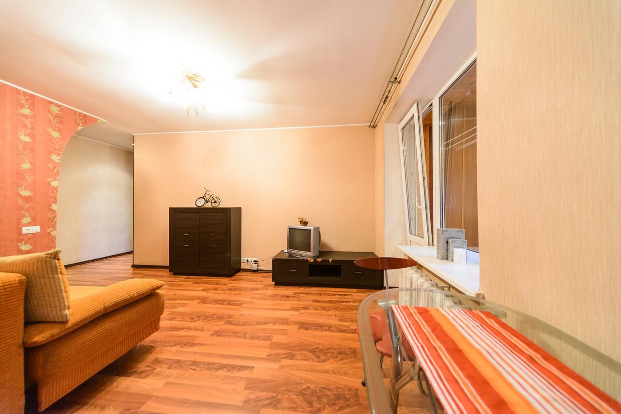 Apartment On Hryhoriia Chuprynky 키예프 외부 사진