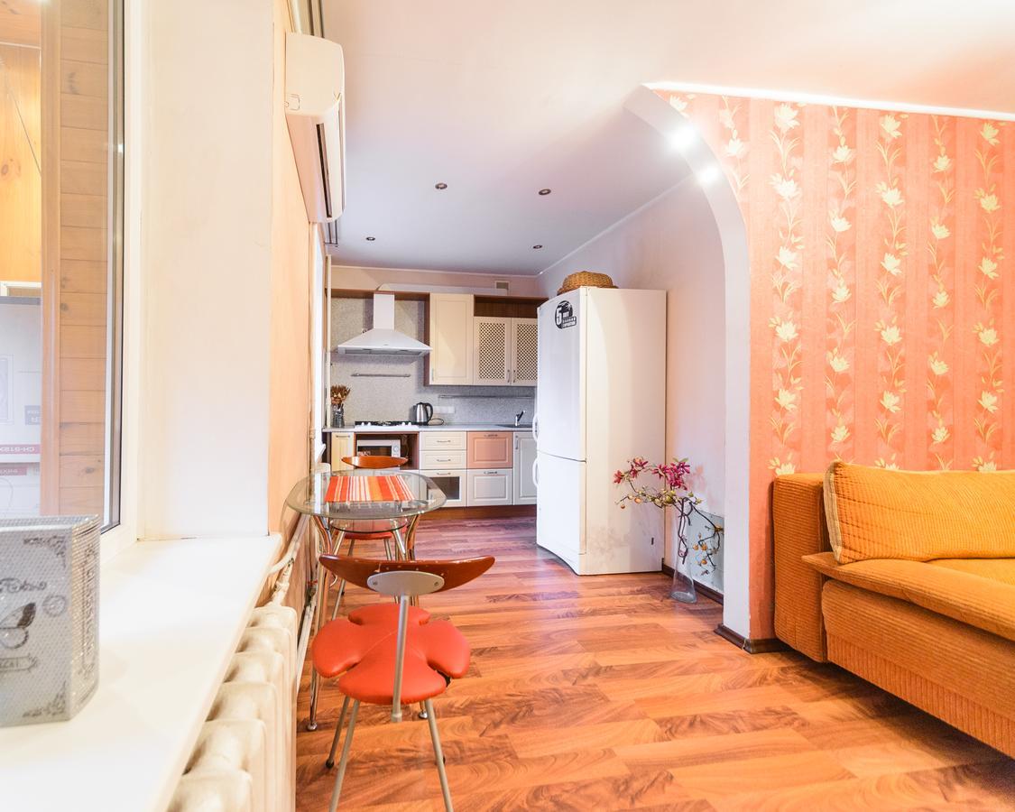 Apartment On Hryhoriia Chuprynky 키예프 외부 사진