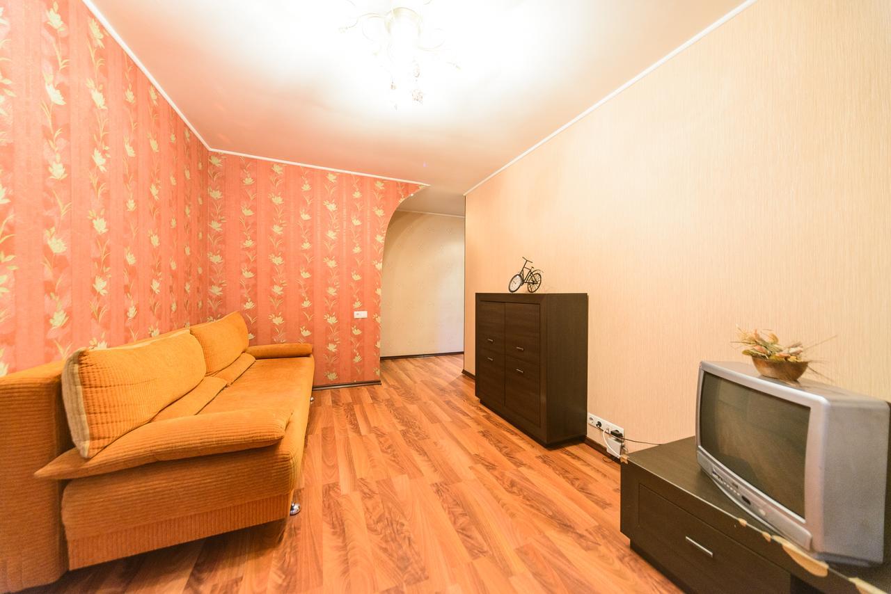 Apartment On Hryhoriia Chuprynky 키예프 외부 사진